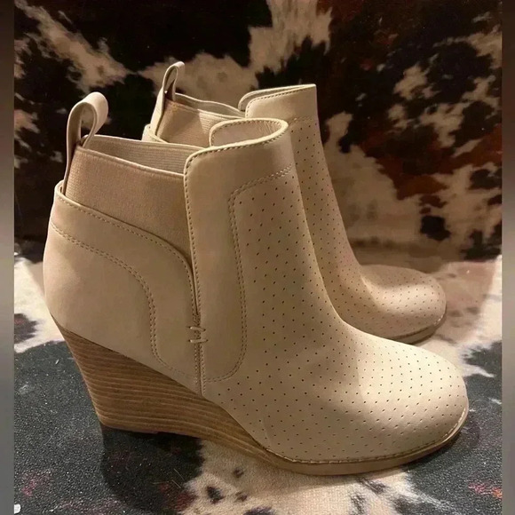 Dolce Vita DV Gerdy Booties Ankle Boots Wedge Heel Beige Size 7.5 & 7 NEW - Picture 5 of 8